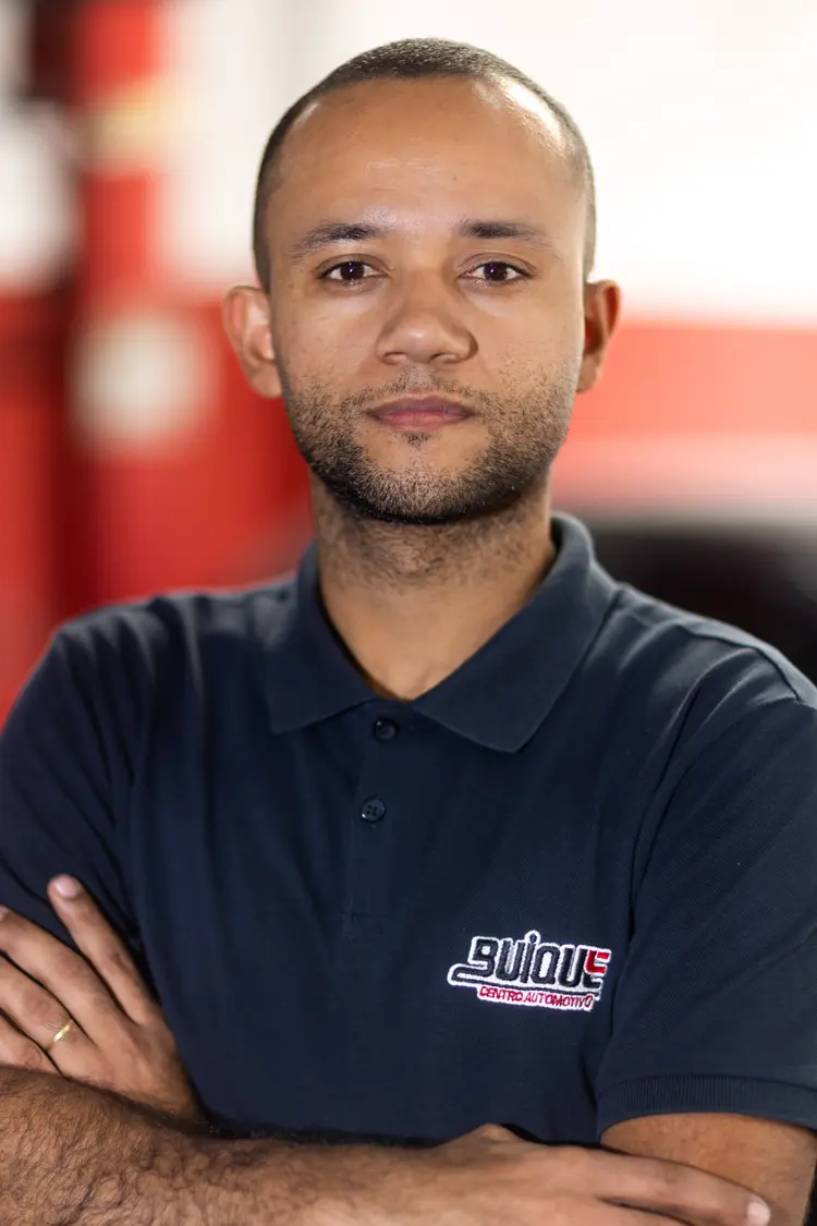 Anderson, dono do Buique Centro Automotivo, de braços cruzados na oficina